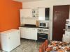 Cocina con muebles alto y bajo mesada