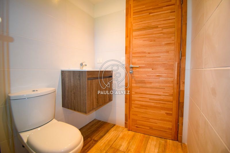 Baño con mampara de vidrio