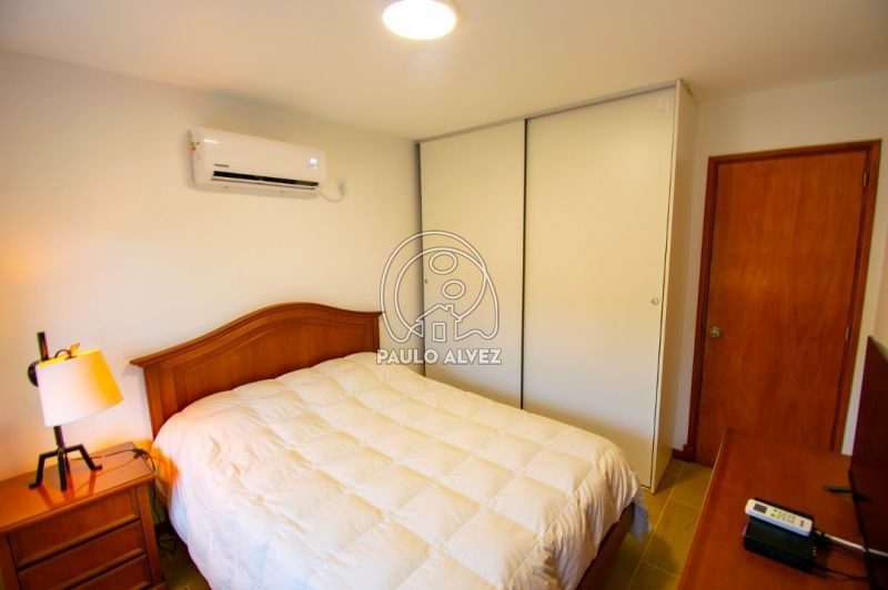 Dormitorio con mueble empotrado